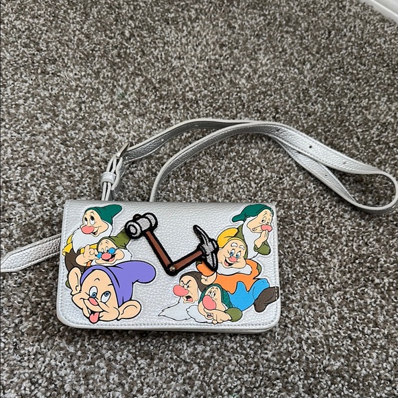 Snow White Disney Seven Dwarfs Belt Bag Danielle Nicole - Picture 1 of 6